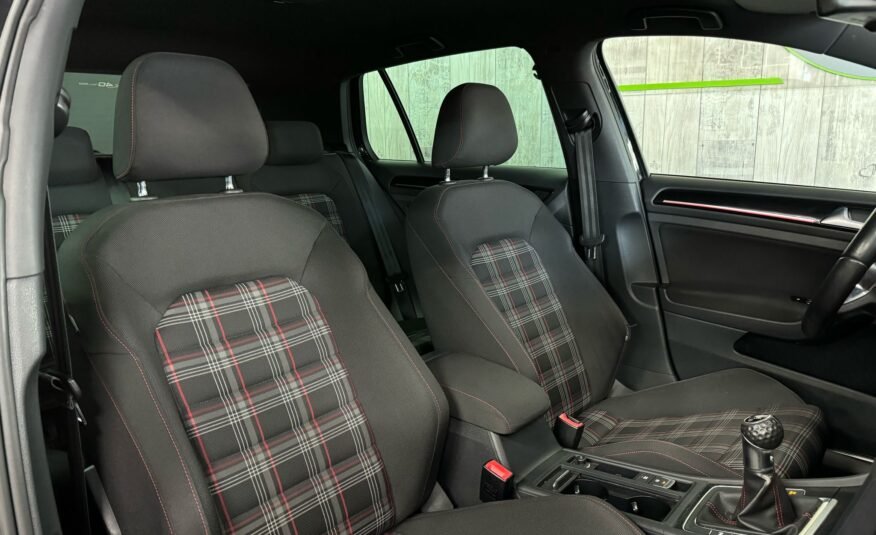 VOLKSWAGEN Golf 2.0TSI PERFORMANCE