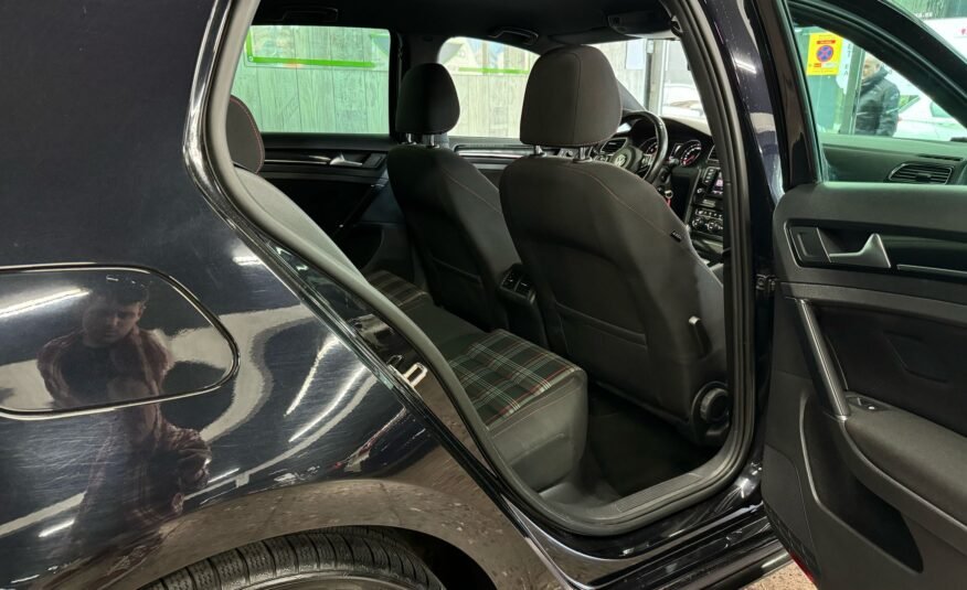 VOLKSWAGEN Golf 2.0TSI PERFORMANCE