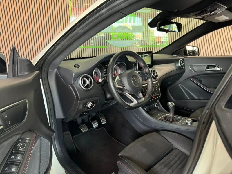 MERCEDES-BENZ CLA 180 AMG