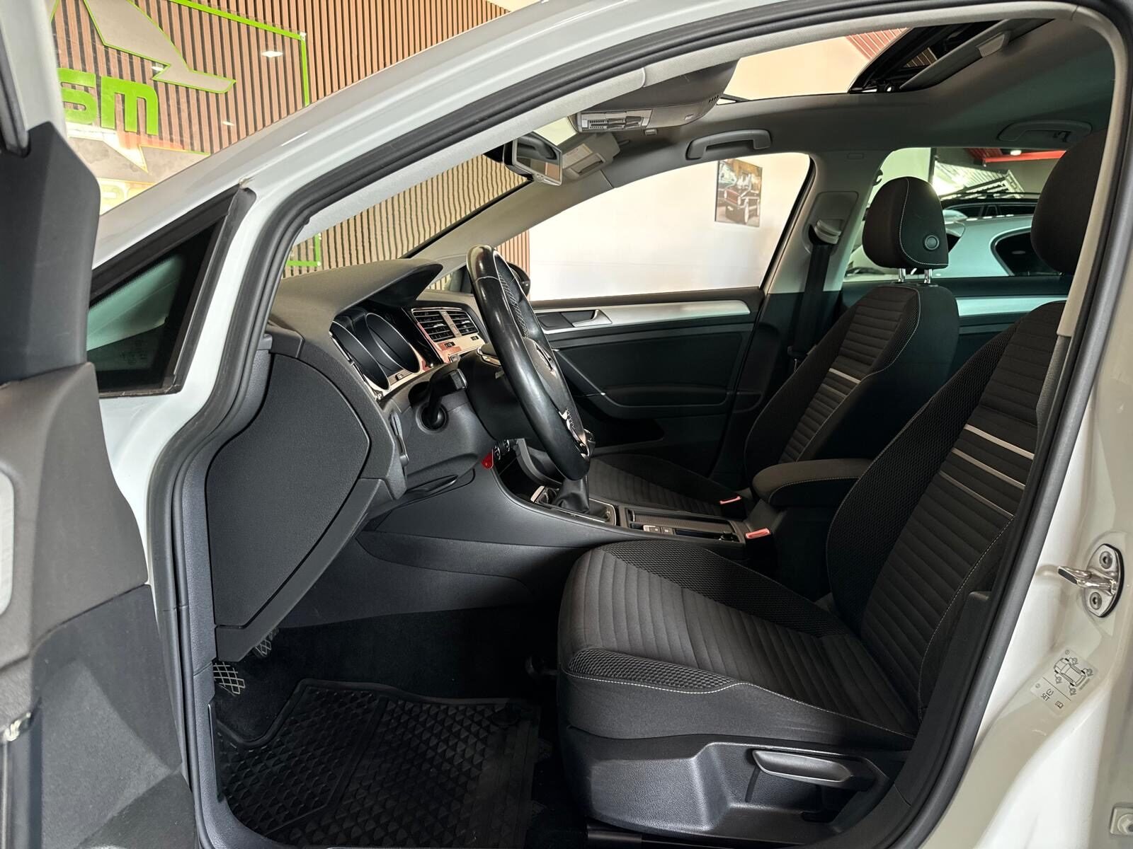 VOLKSWAGEN GOLF R 2.0TSI 4MOTION