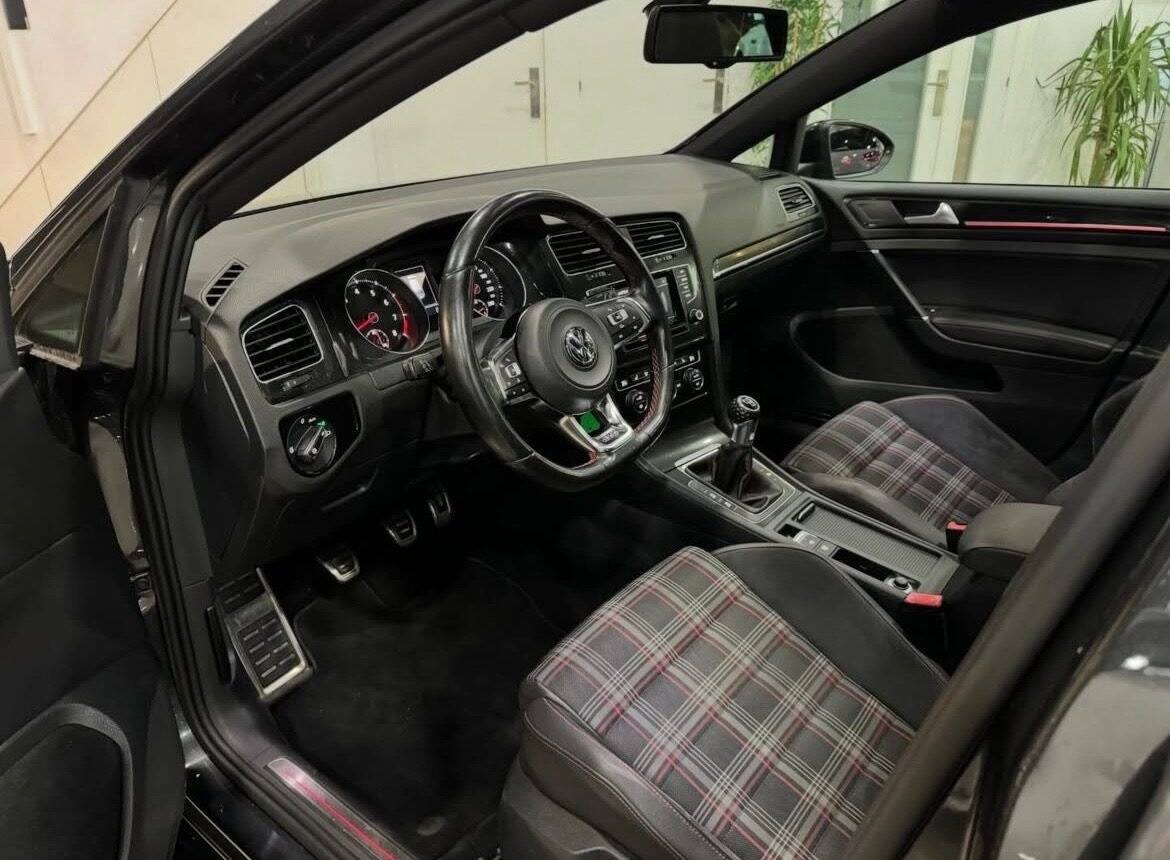 VOLKSWAGEN GOLF GTI 2.0 TSI 